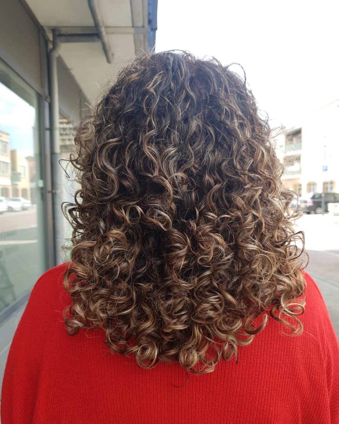 Bruine krullen met blonde highlights