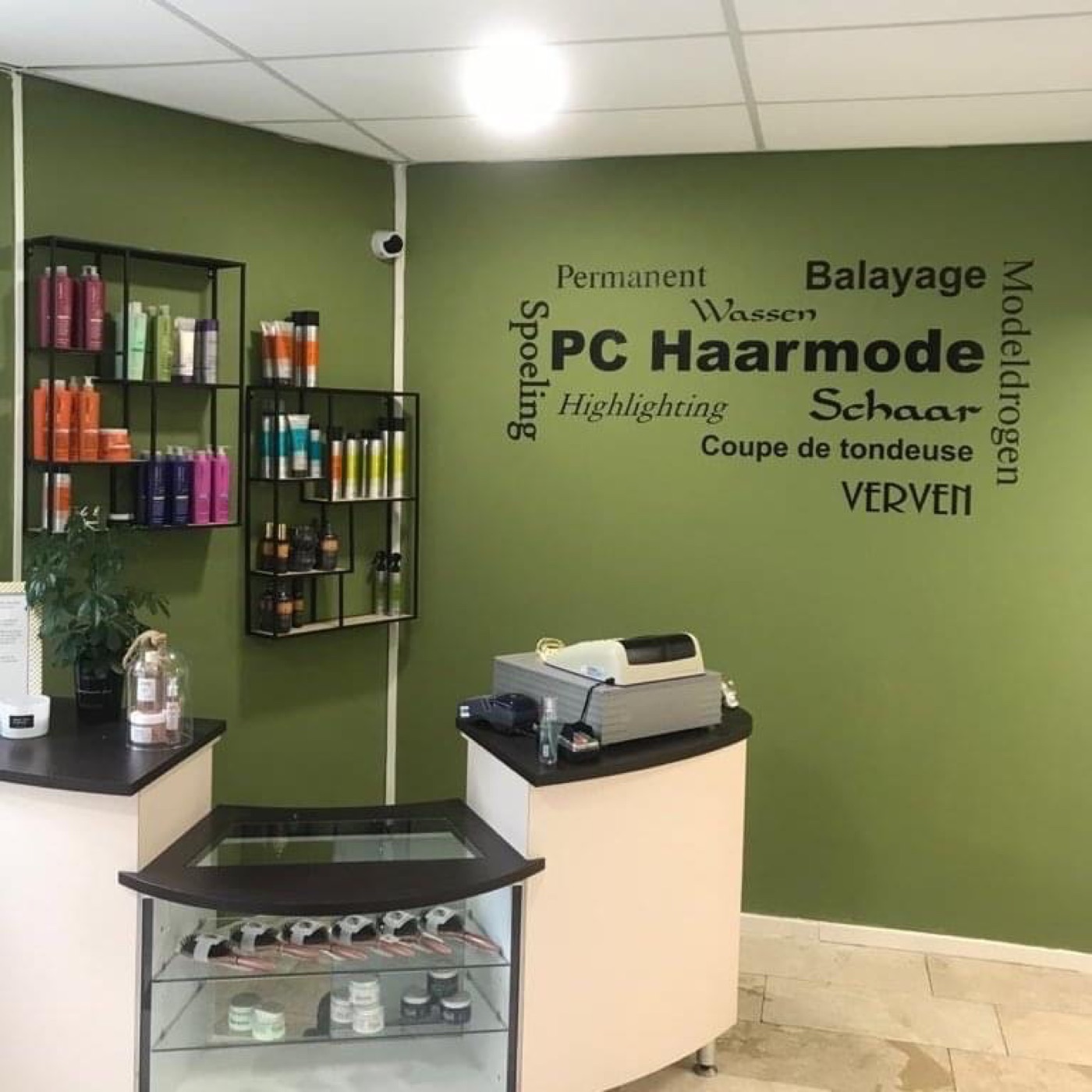 Het interieur van PC Haarmode met productschappen en de dienstenwand