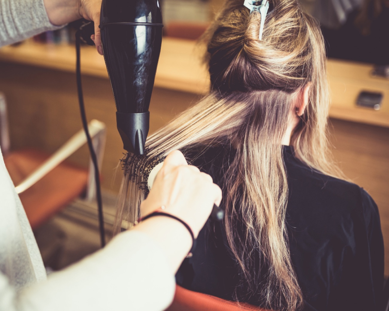 Haar wordt in model geföhnd in de salon
